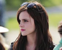 Emma Watson Dark Hair Magenta Lips Cheveux Long Idees De Coupe De Cheveux Coupe De Cheveux