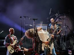 Après avoir donné la couleur à la section rythmique avec cindy blackman, elle est accompagnée sur la tournée raise vibration de franklin. Lenny Kravitz Leonard Albert Kravitz With Craig Ross Gail Ann Dorsey A Photo On Flickriver