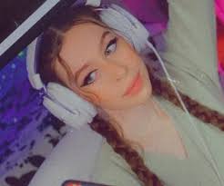 Her content also includes minigames such as bedwars and skywars. Hannahxxrose Bio Facts Family Life Of Gamer