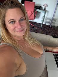 Hello 75 yrs old, I'm from London🇬🇧 Single ready to travel to any country