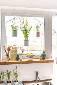 fruhling am fenster mit upcycling blumenampeln leelah loves fruhling deko fenster kuche deko fensterbank herbst dekor