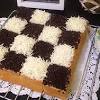 Kue bolu paling enak disajikan dengan segelas teh hangat atau kopi untuk menemani waktu bersantai bersama keluarga. 3