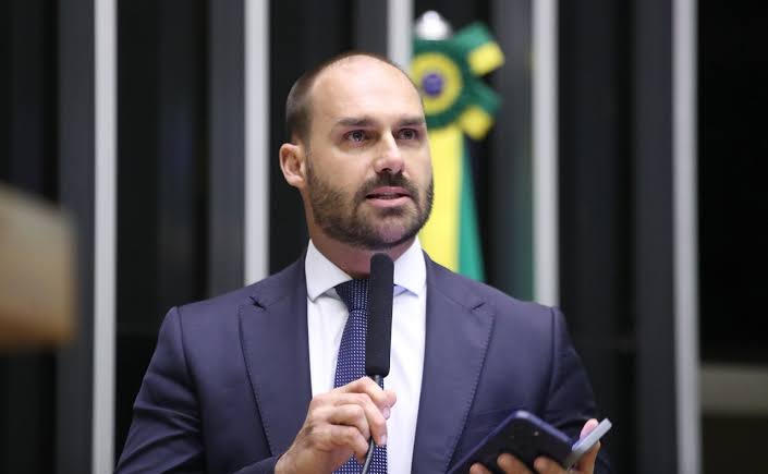 Eduardo vê 'prisão sem crime' em domiciliar de Bolsonaro