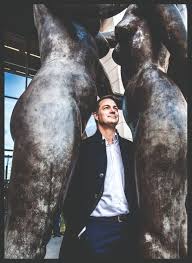 Hij volgt sophie wilmès (mr) op en gaat een zogenoemde vivaldicoalitie leiden van ps, sp.a, cd&v, ecolo, groen, mr en zijn eigen open vld. Alexander De Croo A Cheval Sur Ses Principes