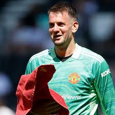 Aston villa goalkeeper tom heaton is reportedly ready to challenge david de gea and dean henderson for the number one jersey at manchester united. Vq1 Wfz4yw73am