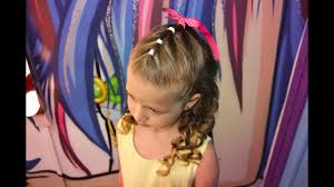 Si la jeune fille va mettre des collants ou même de petites socquettes blanches, optez pour une chaussure de communion fermée. Tuto Coiffure Enfant Ceremonie Facile Youtube