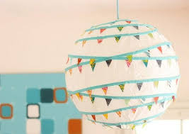 １００均でも扱っているペーパーランタン ペーパーランタンがあると丸くて優しい雰囲気に おしゃれにリメイクすれば結婚式にも活躍します そんなペーパーランタンをリメイクアイデアをまとめてみました 手作りパーティー マスキングテープ 提灯