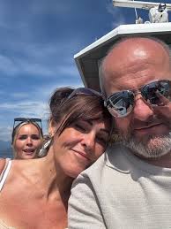 Can someone put a sexy girl behind me I want my girlfriend to think I  cheated