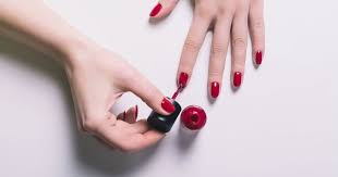 nagel lackieren mit diesen 6 nagellack tipps wird deine manikure so gut wie nie zuvor nagellack nagelpflege nagel lackieren