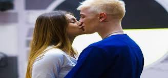 Infatti, il concorrente romano sembra essere attratto dalla bellissima collega emma muscat. Emma Muscat Biondo Avec Moi Nata Durante La Loro Crisi Ora Sono Piu Fidanzati Che Mai
