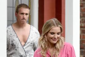 But helen flanagan has spoken out to assure fans that she will be back as soon as the timings are right for her to grace weatherfield again. Coronation Street Star Helen Flanagan Films Scenes With Mystery Man Manchester Evening News