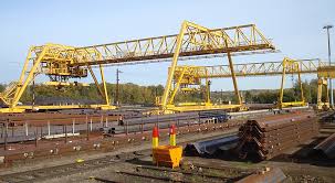 Dieser portalkran arbeitet bei einem sägewerk in deutschland. Portalkrane