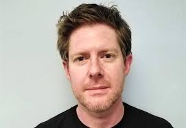 Man op lughawe vasgetrek oor beweerde bedrog van R125 m.