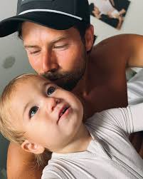 Just living my best (dad) life 🤟❤️‍🔥🫂💪 Shout out to all the Dads today  — whether or not you have any kids of your own — you're a real one 💯 In