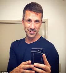 Couples' therapist reveals nine red flag 'phone behaviors' that may mean  your partner is hiding something