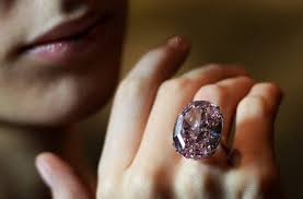 Der artikel schwarzer diamant wurde am 07.11.2019 in der kategorie neuheiten von lars wallerang mit den stichwörtern luxus, suv, design, vorstellung, veröffentlicht. Fur 62 Millionen Euro Versteigert Pink Star Ist Der Wertvollste Diamant Der Welt Panorama Stuttgarter Zeitung