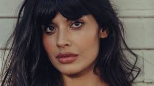 Velg klærne som du vil at stjernene skal bruke. Jameela Jamil Had Never Acted Before The Good Place Http Ift Tt 2dku4jc Kickass Women Pretty People The Good Place