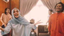 Kau selalu ada kau tak pernah hilang percaya kau tetap sahaja kau cahaya dalam gelita. Trendy Song Lyrics For Tamil Malaysian Tamil Malay Indonesia Etc