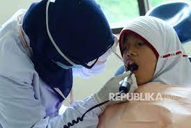 Seperti pada setiap cabang ilmu kedokteran gigi untuk anak yang sangat gelisah dokter gigi dapat mengganti baju dokternya dengan baju biasa. Haruskah Ke Dokter Ketika Gigi Anak Goyang Republika Online