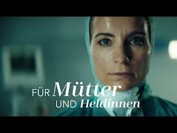 Muttertag im Zeichen von Corona: Douglas und Jung von Matt feiern Mütter  als maskierte Heldinnen