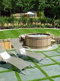 Whirlpool Im Garten Rund Holz Terrasse Einbauen Ideen Whirlpool Hinterhof Whirlpool Garten Terassenideen