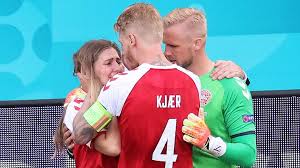 Simon kjaer, de man die mogelijk voorkwam dat eriksen zijn tong inslikte, gelijk begon met reanimeren en vervolgens mevrouw eriksen overeind hield. Xf8rmo9sh Vcqm