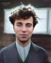 Charlie Chaplin without makeup, 1916. More iconic photos in comments below  👇