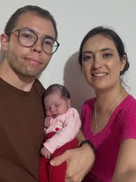 Ontem encerramos 2025 com mais um presente, promovidos a padrinhos da  Aurora! 💜 Quanta alegria e amor! Com uma responsabilidade infinita e muita  honra! E como eu amo ver nossa família junta!