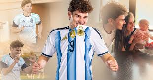 Camiseta a la Mona, cumple íntimo y fútbol: así está Julián Álvarez a horas del debut ante Argelia