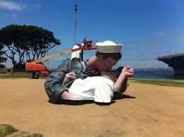 Photo of the statue of the famous photo of the sailor kissing a nurse at the end of ww2. Kiss Statue Taken Down Replacement Scheduled By End Of Year Kpbs