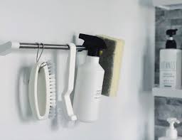 水回りの収納は 無印良品と100均アイテムで解決 使いやすさと衛生面を大切に マイ収納スタイル roomie ルーミー グッズ 収納 バスルーム 収納 シャンプー お風呂グッズ