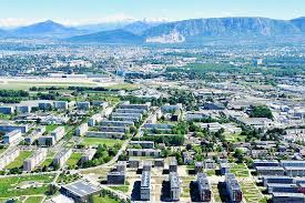 Столица одноимённого франкоязычного кантона и административный центр одноимённой коммуны. Mejrin Kanton Zheneva Shvejcariya Hisour Istoriya Kultury