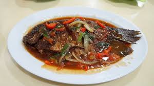 Gurame saus padang yang bikin momen makan serasa di restoran. Melahap Hasil Laut Di Rizqy Seafood Tukang Jalan Jajan