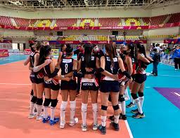 Volleyball) ye un deporte que se xuega con una pelota nel que dos equipos, integraos por seis xugadores cada unu, enfréntense sobre una área de xuegu dixebrada por una rede central. Universidad De San Martin De Porres Voleibol Club Pagina Oficial
