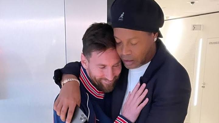 Ronaldinho, emocionado, bancó a Messi: "Volverá a ser el N°1 del mundo" ::  Olé - ole.com.ar