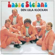 Röstningen skedde via telefon eller internet, där jurymedlemmarna väljer ut sina tre favoritlåtar i rätt ordning. Lasse Stefanz Den Lilla Klockan Lyrics And Songs Deezer