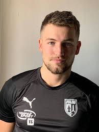 MISE EN LUMIERE SUR : Thomas Schall Peux-tu te présenter rapidement ?  Schall Thomas 22 ans en troisième année de faculté des sciences du sport.  Ton parcours de joueurs ? J'ai joué