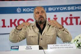 2 mete yarar'ın 2015 tarihli 60 yıllık i̇ttifakta son gün adlı bir romanı ile 2016 tarihli bu delileri bir araya getirmeyecektiniz adlı bir inceleme kitabı vardır. Emekli Komutan Mete Yarar Tsk Dan Ozel Sirketlerle Iliskileri Nedeniyle Ayrilmak Zorunda Kaldi Boldmedya