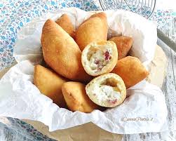 Quanto amo i panzerotti pugliesi, un piatto tipico della tradizione culinaria della puglia, perfetto per una cena in famiglia o sulla tavola di un buffet ad una festa. Panzerotti Napoletani Ricetta Calzoncelli Fritti Il Cuore In Pentola
