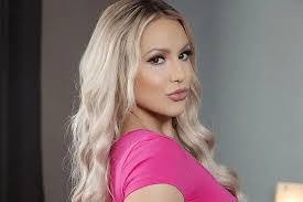 Kylie Page's Instagram, Twitter & Facebook