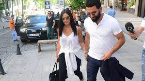 7,5 aylık hamile olan aslıhan doğan, düzgün fiziğiyle dikkatleri üzerine çekmeyi başardı. Arda Turan Aslihan Dogan La Ilk Kez El Ele Goruntulendi