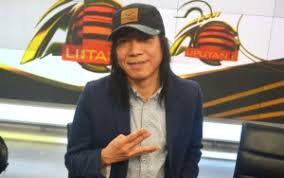 Mantan vokalis the painkillers, band yang diproduseri oleh abdee. Curiga Abdee Slank Curang Soal Putusan Cerai Mantan Istri Bakal Ajukan Banding