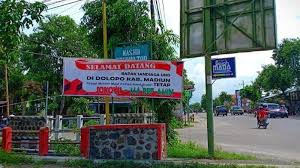رَبَّنَا لَا تَجْعَلْنَا فِتْنَةً لِلْقَوْمِ. Tim Jokowi Bantah Bikin Spanduk Selamat Datang Untuk Bapak Sandiaga Uno Tribunnews Com Mobile