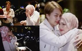 Mempunyai seorang abang sulung bernama mohamad firdaus, termasuk nurul jannah muner atau janna nick sebagai kakaknya dan adik, nur iris rose sofiea. Tak Tahu Apa Akan Jadi Kalau Mak Tak Ada Janna Nick Hadiahkan Ibu Kereta Gempak