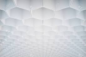 Jedoch ist diese arbeit etwas schwerer, da sie einerseits erhöht auf leitern arbeiten müssen, andererseits auch alles noch mit dem kopf im nacken. Zusammenfassung Weissen Waben Sechseck Muster An Der Decke Hintergrund Oder Tapeten 3d Rendering Lizenzfreie Fotos Bilder Und Stock Fotografie Image 62291327
