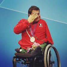 De plata en los juegos paralímpicos de londres. Arnulfo Castorena Winning His First Gold Medal In Swimming For Mexico In The Paralympics Heartwarming Pictures Paralympics Touching Photos
