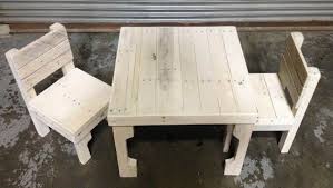 Reclaimed Pallet Wood Kids Table And Chairs Set White Washed With A Bees Wax Finish 200 00 Sapcusto Mesas Y Sillas De Ninos Mesa Y Sillas Silla Para Ninos