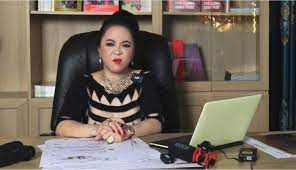 Vấn đề này chưa kịp hạ nhiệt thì mới đây, vào trưa ngày 29/5 lại xuất hiện thông tin bà phương hằng lại đột ngột tuyên bố dừng livestream. Ba PhÆ°Æ¡ng Háº±ng Ä'eo Vang Náº·ng TrÄ©u Máº·c Ao Há»Ÿ Báº¡o Ä'á»ƒ Livestream