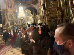 Возле харьковского городского кладбища №2, куда повезли хоронить мэра города геннадия кернеса, выстроилась колонна людей. 3u6ievdeokuamm