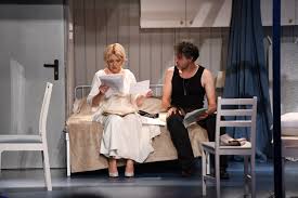 Distinsă cu premiul pulitzer în 1947, rămâne în continuare o placă turnantă a excelenţei în teatru, fiind considerată exotică pe alocuri. Un Tramvai Numit DorinÅ£Ä De Tennessee Williams EdiÈia 2019